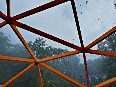 木质屋顶玻璃纸下的夏雨
