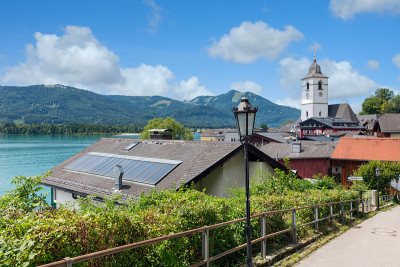 奥地利旅游村庄沃尔夫冈西与房屋和教堂