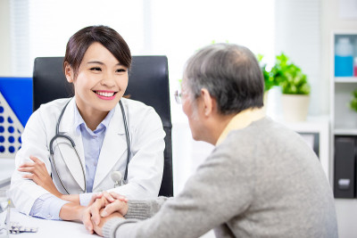 女医生看老年病人