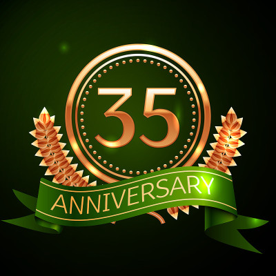 现实的三十五周年庆典设计与金戒指和月桂花环，绿色的缎带在绿色的背景。彩色矢量模板元素为您的生日庆祝派