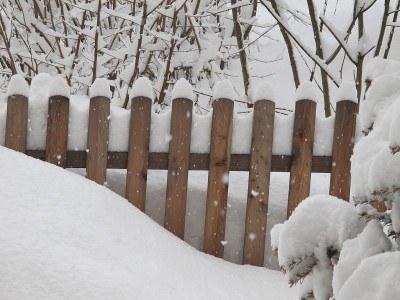 木篱笆上覆盖着厚厚的雪