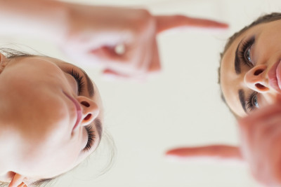 愤怒的年轻女性发生争吵的低角度视角