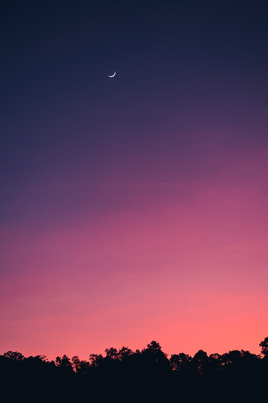 夜晚的新月和美丽的天空