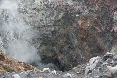马拉皮火山口的洞