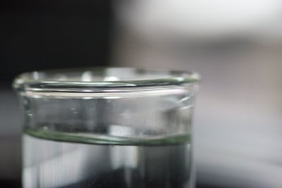 充满液体的试管嘴唇的宏观细节