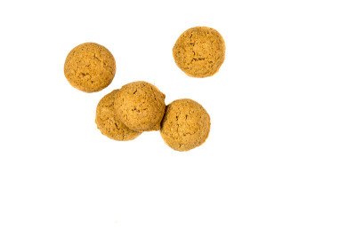 上面撒了一小束胡椒味饼干