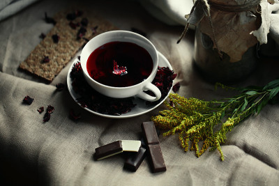 顶视图白瓷玻璃杯的红茶