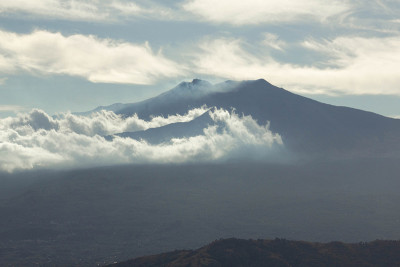 西西里岛城堡上的埃特纳火山