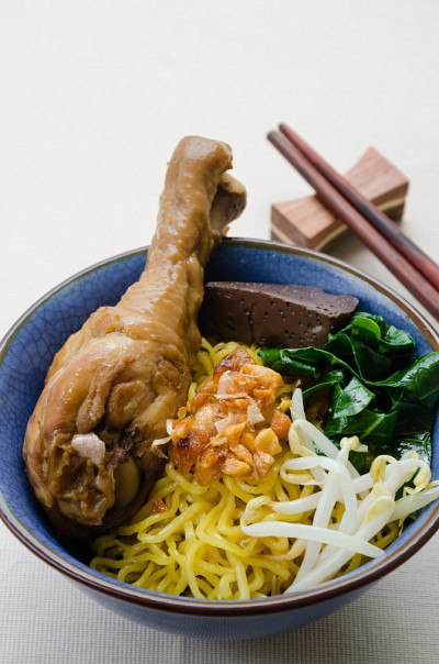 卤鸡蛋面的制作方法。