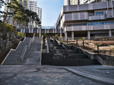 丽水,韩国。阳光明媚的日子和丽水市的富庶地区的大建筑。