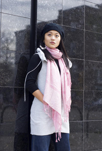 年轻的亚洲女人在城市里