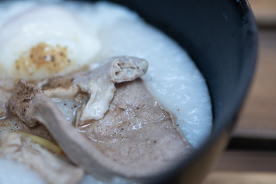一种泰国食物，浇上煮蛋和猪肝的稀饭