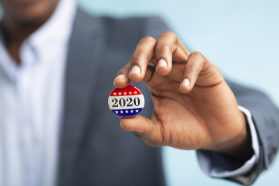 非洲商人拿着2020年总统选举的投票按钮
