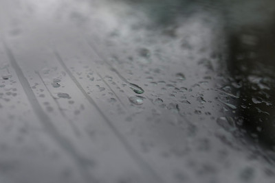 雨滴落在挡风玻璃上