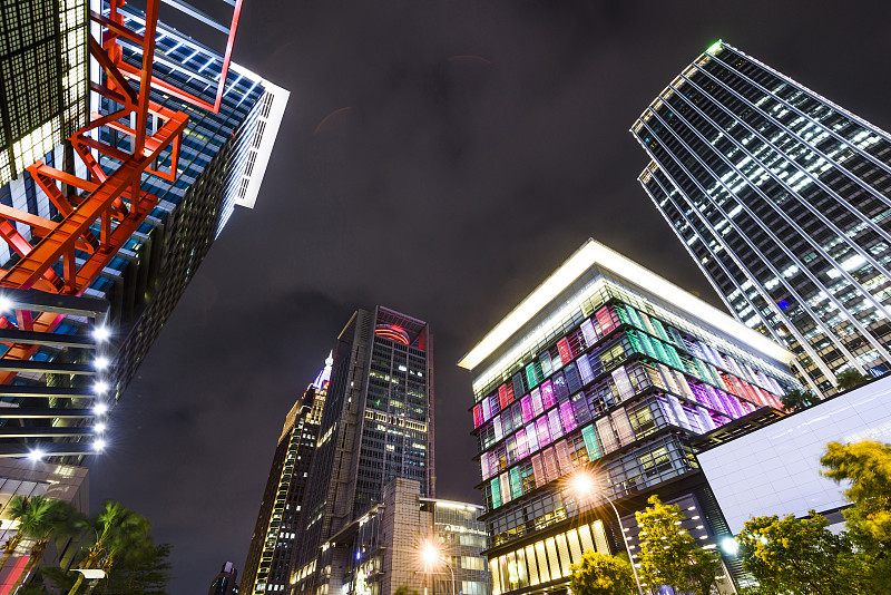 信义区夜间街景、市景。