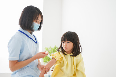 小女孩在接种疫苗