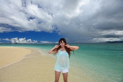 海滩上的年轻美女
