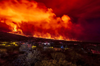 12月的夜晚，拉帕尔马的康伯维耶哈火山爆发