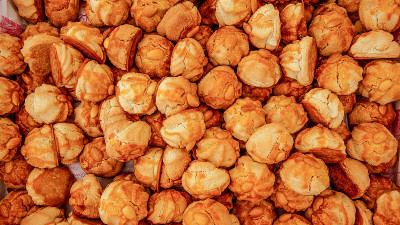 各种咸、甜的新鲜饼干排列