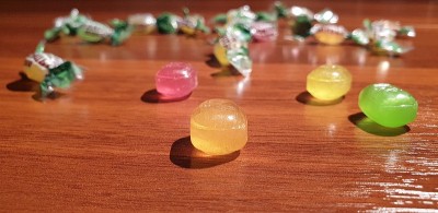 棒棒糖密切起来。彩色棒棒糖。焦糖。
