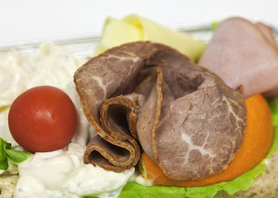 美味的烤牛肉、土豆和番茄三明治，