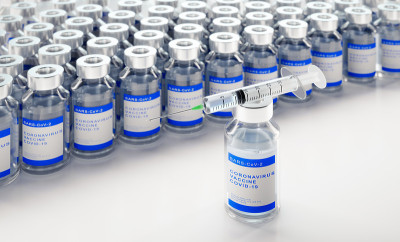 特写的医疗注射器与疫苗