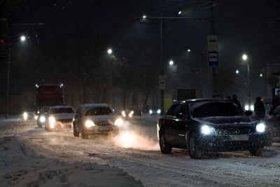 傍晚下大雪期间市内交通繁忙