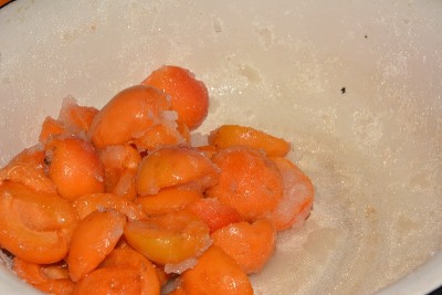 用平底锅煮杏酱