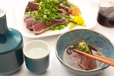 微烤鲣鱼生鱼片和米酒，日本料理