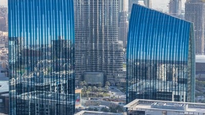 日落时分迪拜市中心的天际线与最高的建筑和谢赫扎耶德道路交通，阿联酋