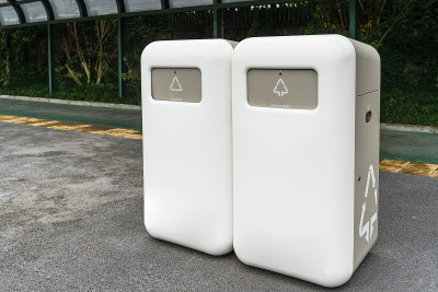具有生态标志的现代城市路边垃圾桶。