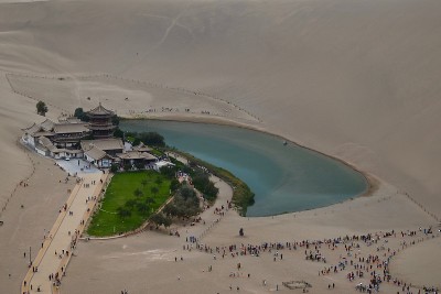 月牙泉湖(月牙泉)位于中国甘肃省敦煌附近的一个小绿洲。