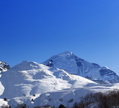 雪山有冰川和非滑雪道的斜坡
