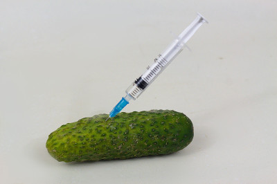 注射黄瓜注射器内的近距离观察孤立的白色背景