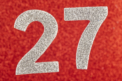 27号，红色背景上的银色。周年纪念日
