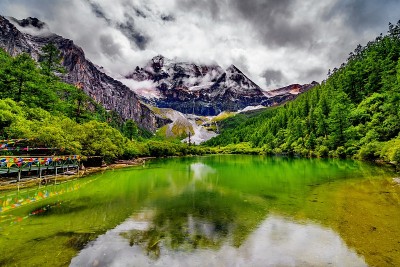 中国四川亚丁自然保护区秋季的珍珠湖或卓玛拉湖和山。