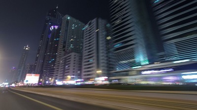 在阿拉伯联合酋长国迪拜的谢赫扎耶德路上行驶