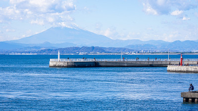 从神奈川县藤泽市的江岛渔港看富士山