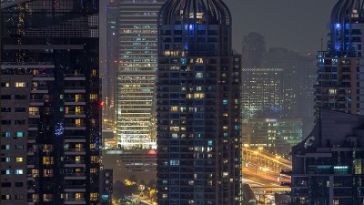 夜间迪拜码头的水渠