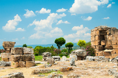 土耳其希拉波利斯古城遗址和古老建筑，毗邻现代的Pamukkale