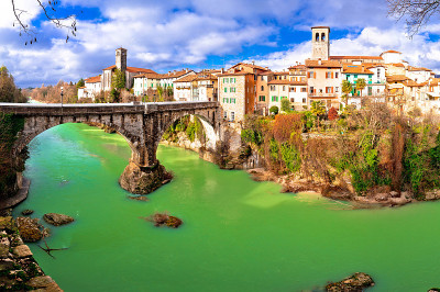 意大利Friuli- venezia Giulia地区的恶魔桥和natolone河峡谷全景