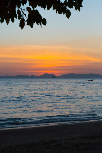 夕阳在泰国海的山上