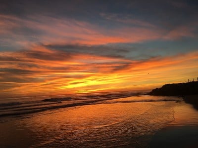 橙色的日落，橙色的海浪