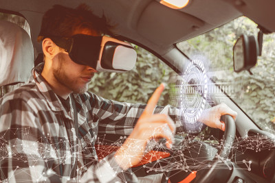 司机在他的车里使用vr眼镜，未来的驾驶概念