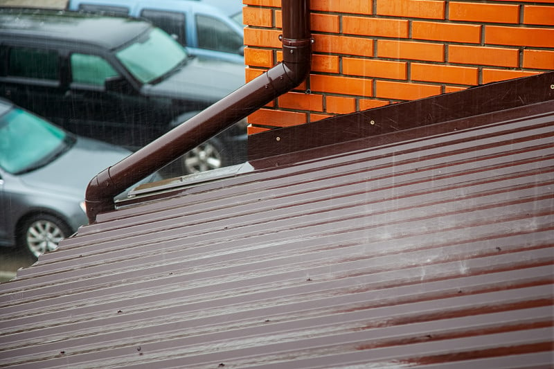 雨中的金属屋顶