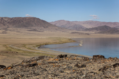 多云的风景在一个山湖。蒙古镜面