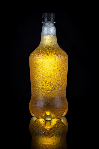 啤酒咆哮者与大啤酒内部孤立的黑色背景。非常适合数字模型设计