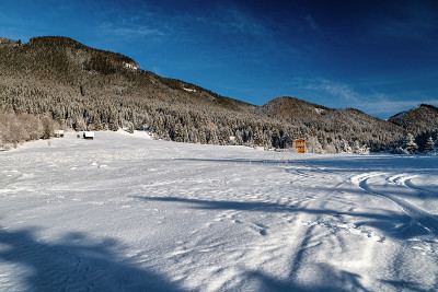 雪山背景的冬季国家