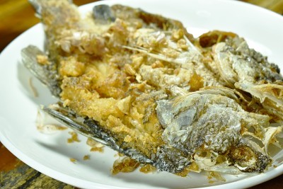 蒜炸咸鲈鱼