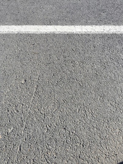 上面有灰色沥青和白色道路标记